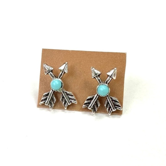 🔴 5 for $10 ONE PAIR Silver Tone Arrow Shaped Stud Earrings - Picture 1 of 4